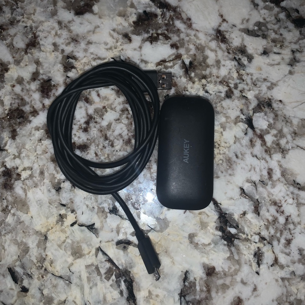 Black Wireless Earbuds w/ Charging USB - Picture 4 of 9